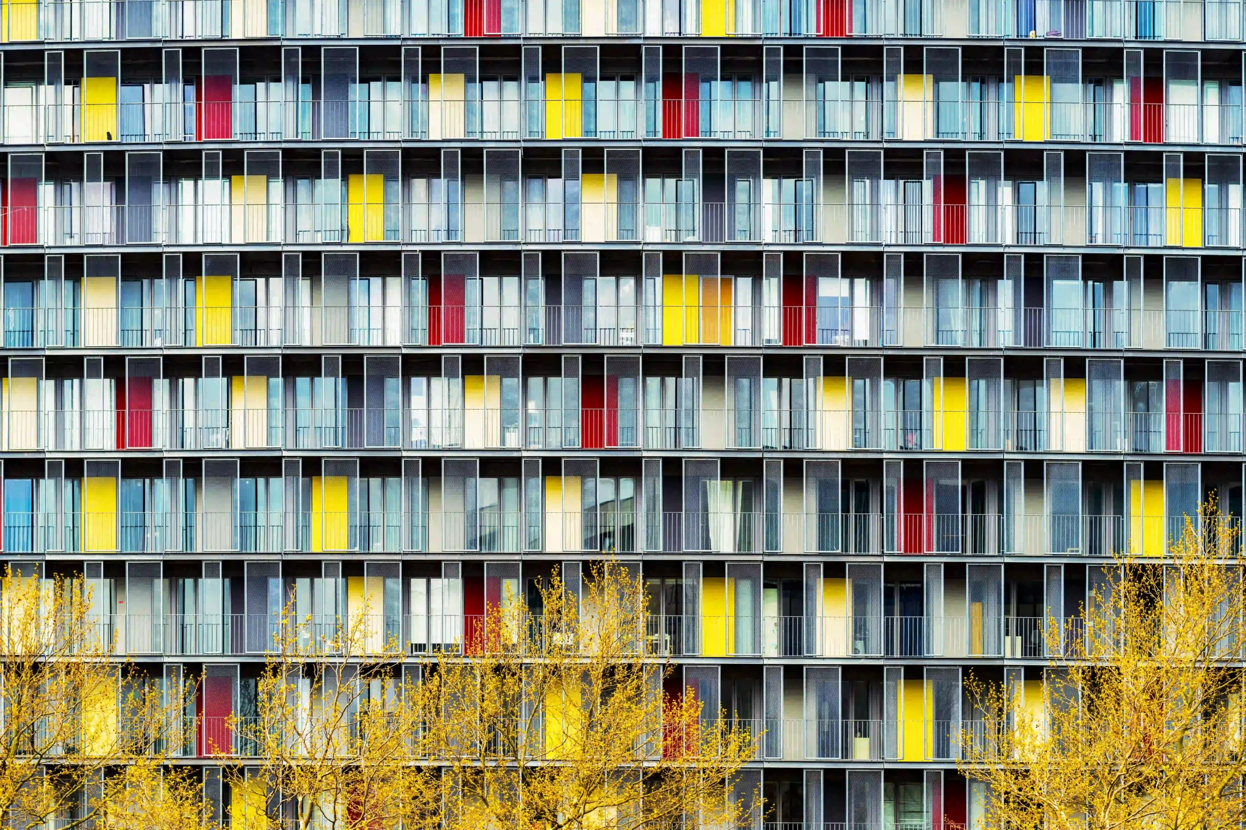 Fachada de un edificio con balcones y paneles de colores