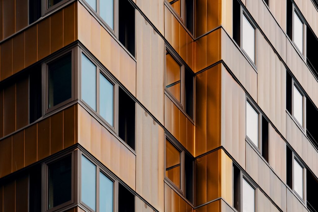 Detalle de los paneles y ventanas de la fachada de un edificio
