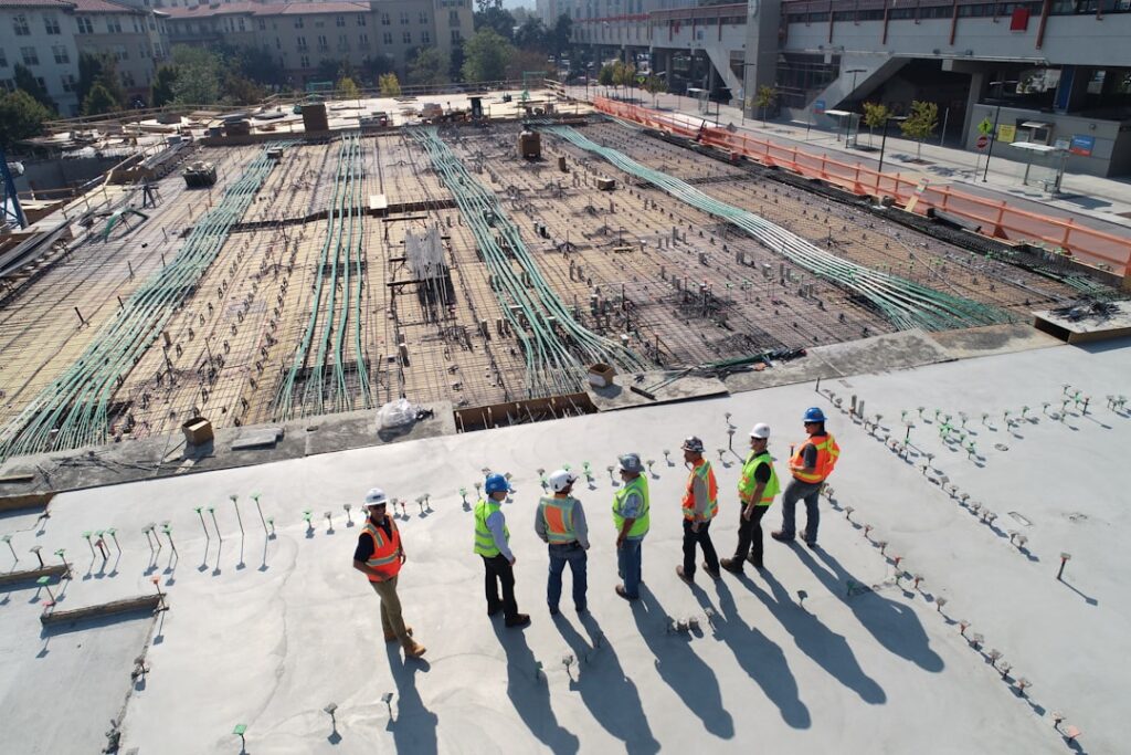 Equipo técnico durante una visita a una obra en construcción