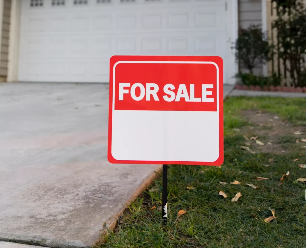 Cartel de venta delante de una vivienda